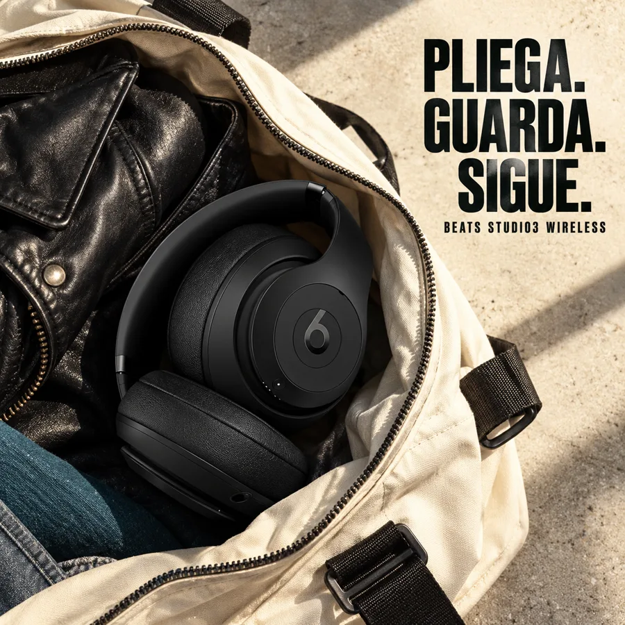 Auriculares negros guardados dentro de un bolso claro, muestra de detalle generada con IA.