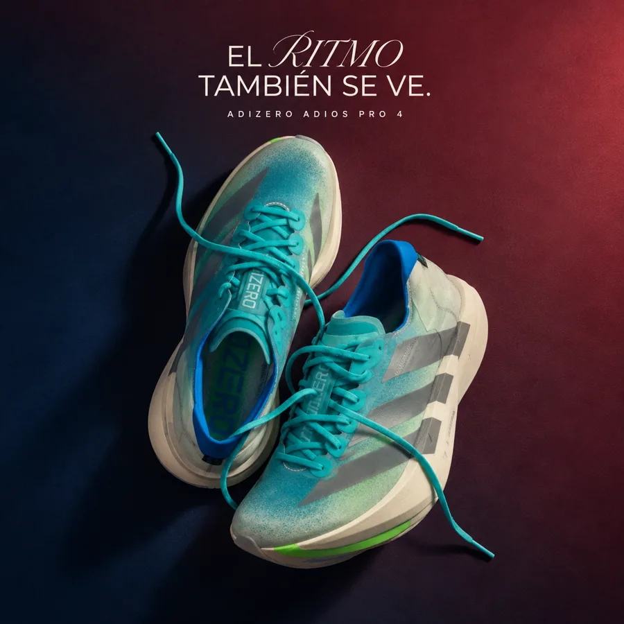 Zapatillas turquesas y blancas sobre un fondo oscuro bicolor, demostración generada con IA.